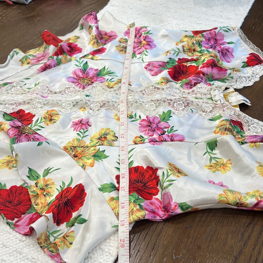🎁🎁♥️♥️Vintage Victoria's Secret Floral Satin Chemise with Lace - Picture 14 of 15